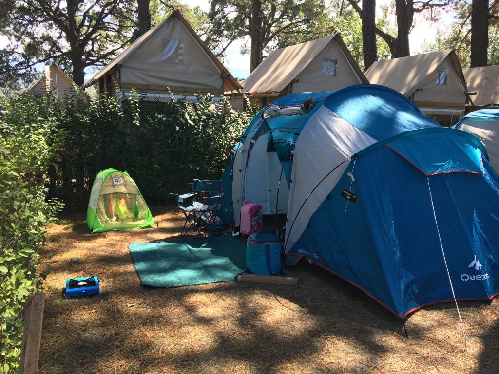 acampar com crianças tenda armada 
