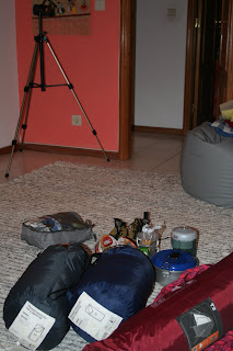 mostrar utensílios necessários para o camping e modelo de tenda 